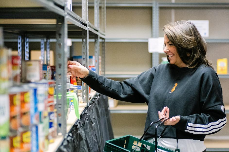 A student shopping at the SHARE market