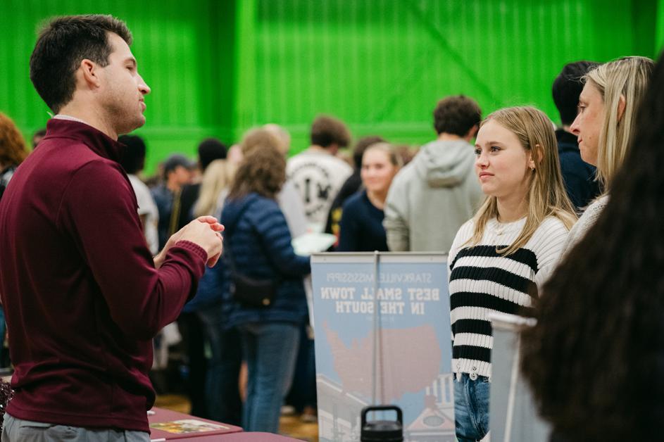 A student talking to a college rep