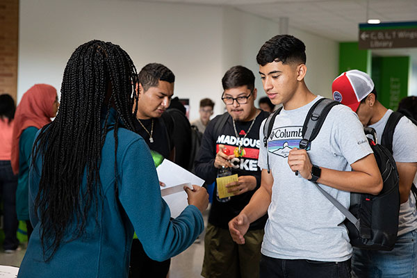 askingquestions Students asking a college rep questions