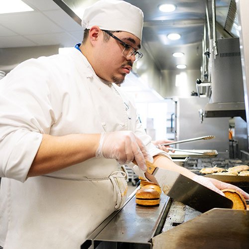 Student working in the Prairie Restaurant kitchen