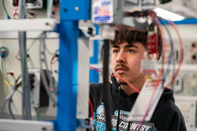 Student training in high-tech manufacturing environment